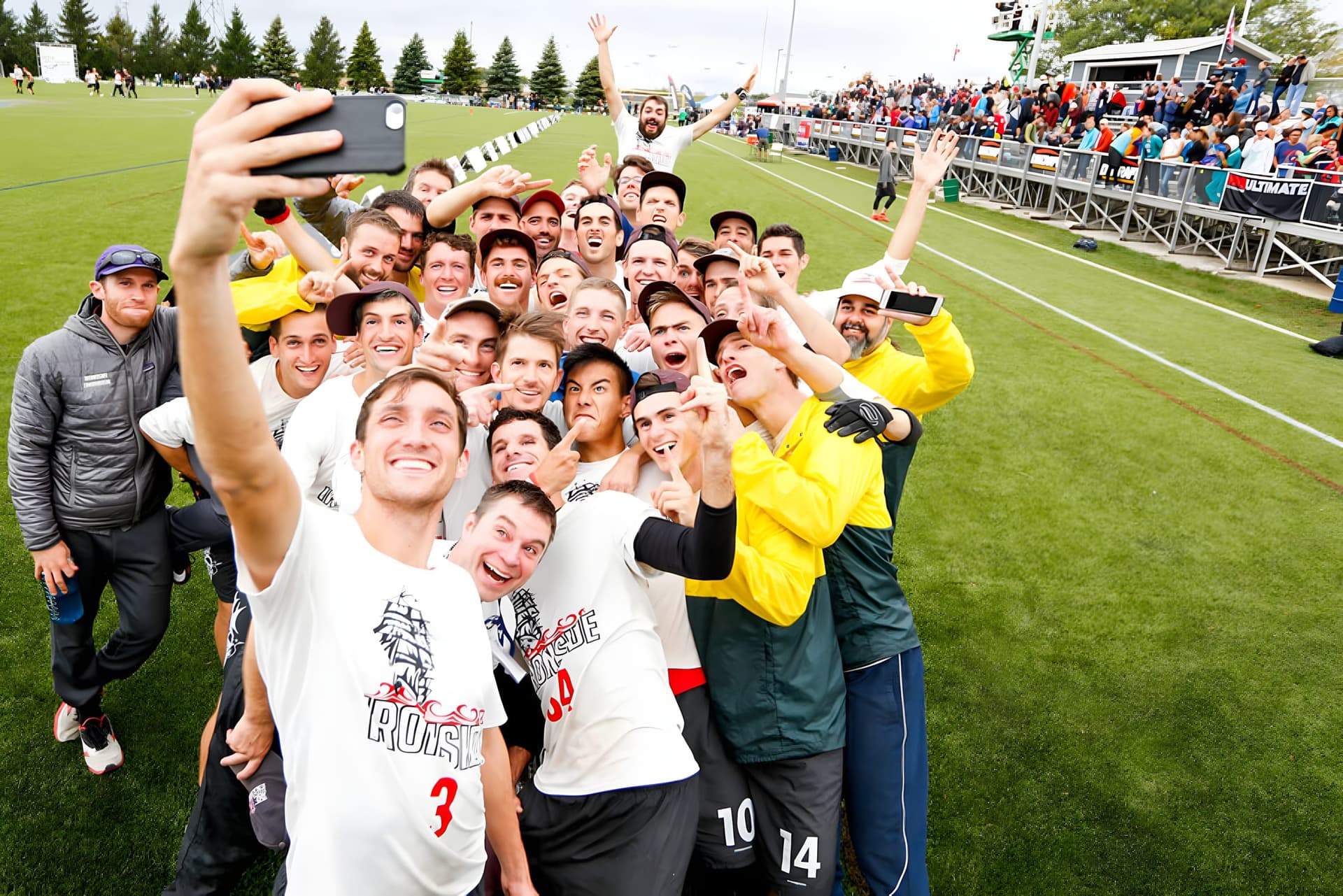 A club team crowding into a group selfie at Nationals